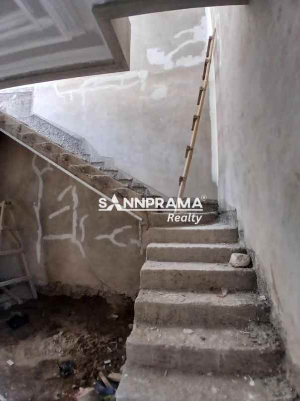 rumah mewah 2 lantai di tanah baru depok ada pool