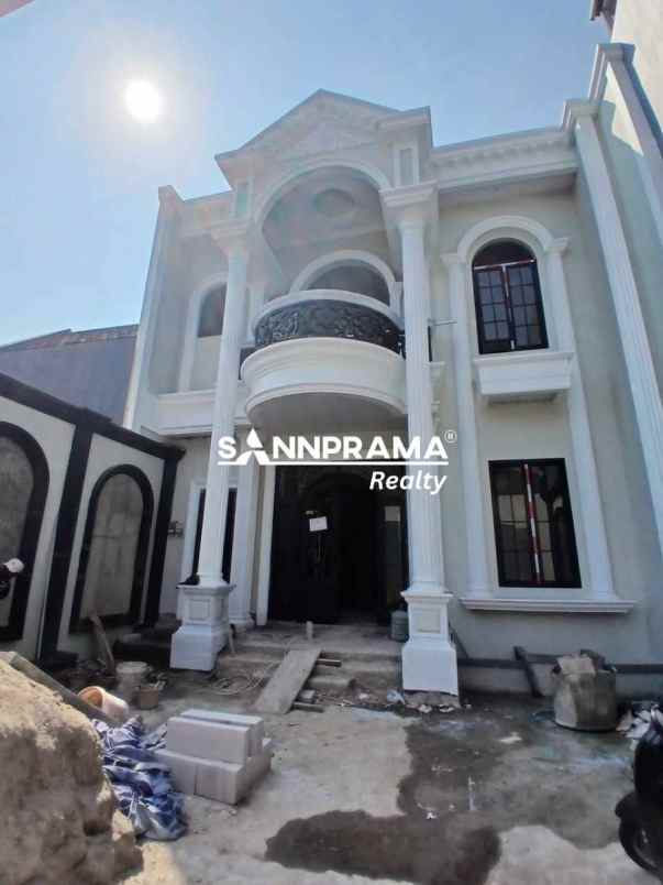 rumah mewah 2 lantai di tanah baru depok ada pool