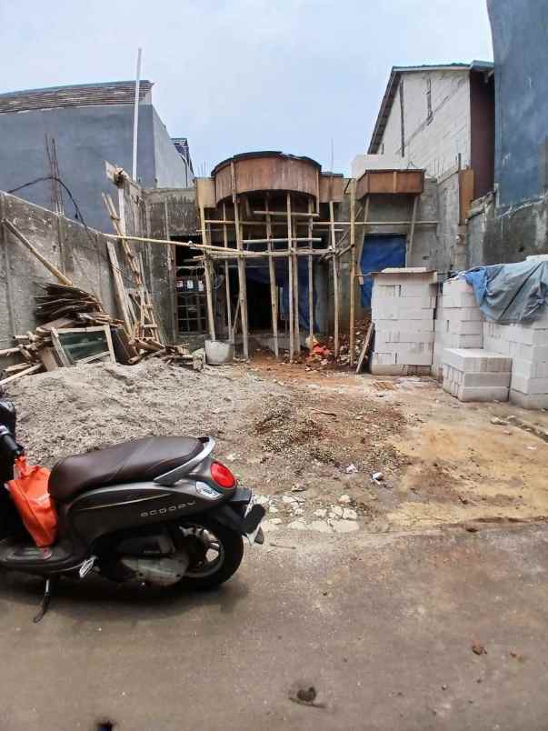 rumah mewah 2 lantai di tanah baru depok ada pool