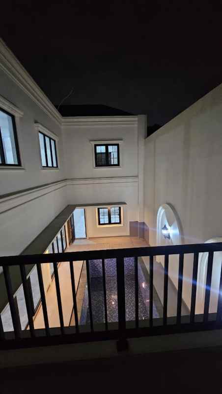 rumah mewah di boulevard kota wisata cibubur