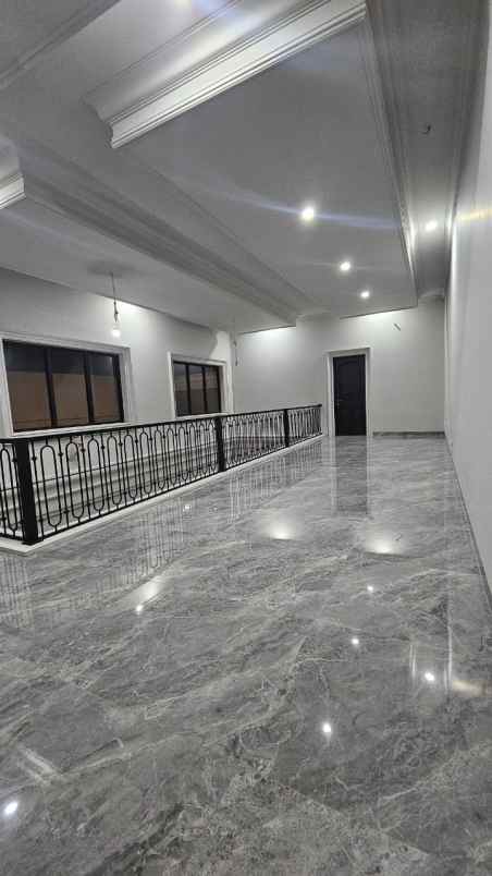 rumah mewah di boulevard kota wisata cibubur