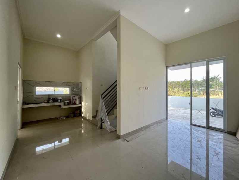 rumah minimalis modern di sleman halaman luas