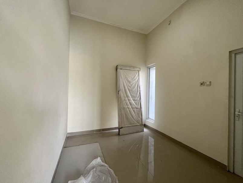 rumah minimalis modern di sleman halaman luas