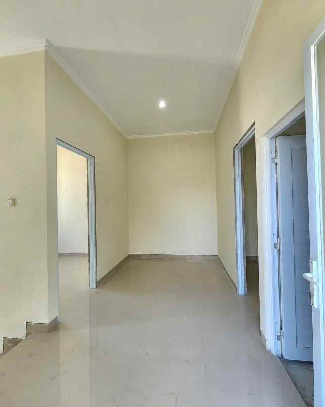 rumah minimalis modern di sleman halaman luas