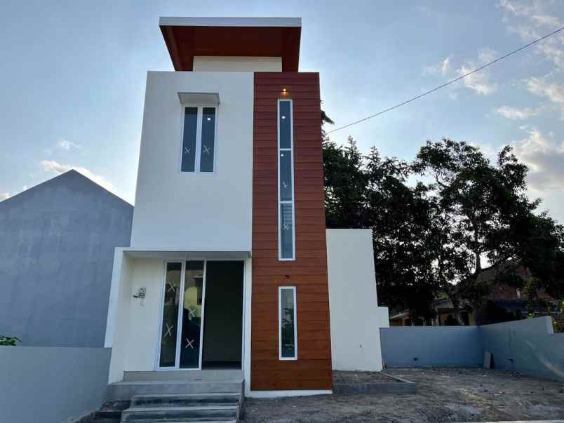 rumah minimalis modern di sleman halaman luas
