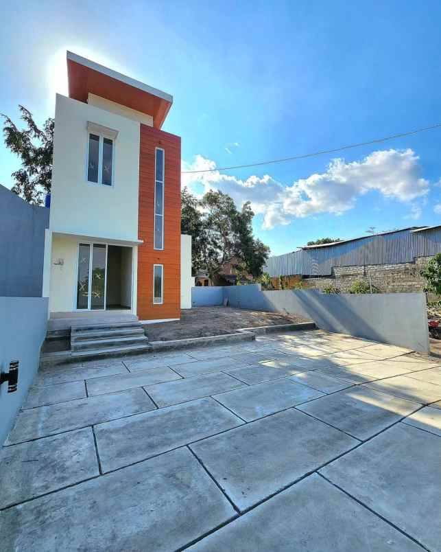 rumah minimalis modern di sleman halaman luas