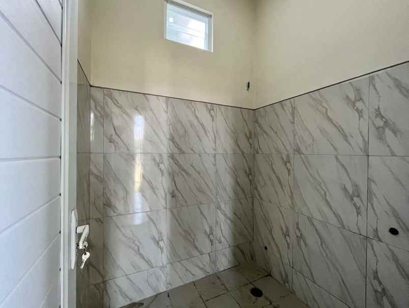 rumah minimalis modern di sleman halaman luas