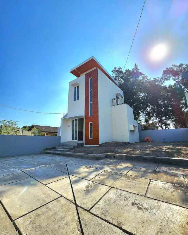 rumah minimalis modern di sleman halaman luas