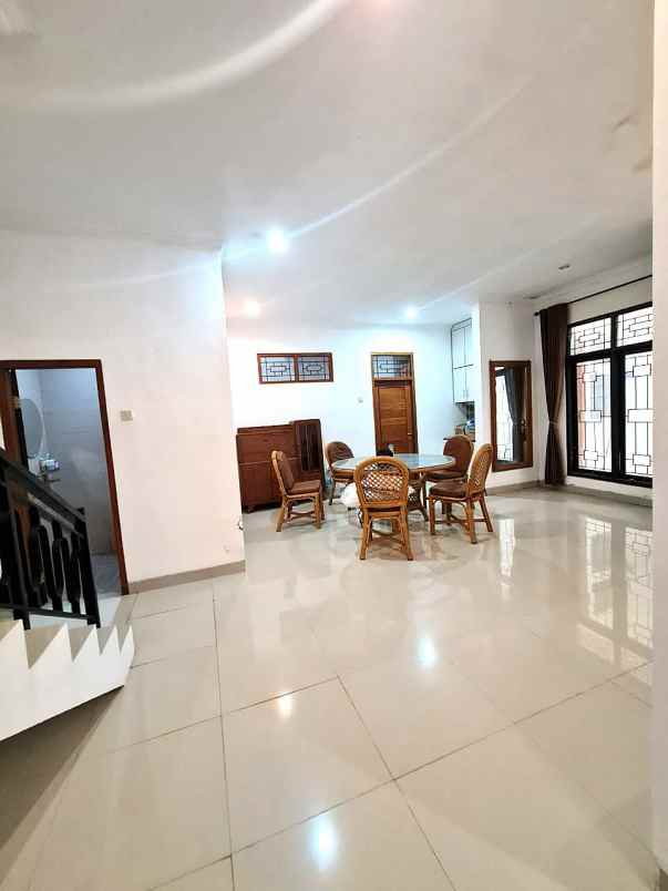 rumah nyaman dan luas di perumahan royal maguwo