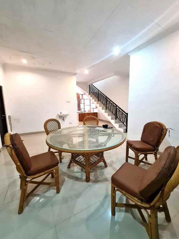 rumah nyaman dan luas di perumahan royal maguwo