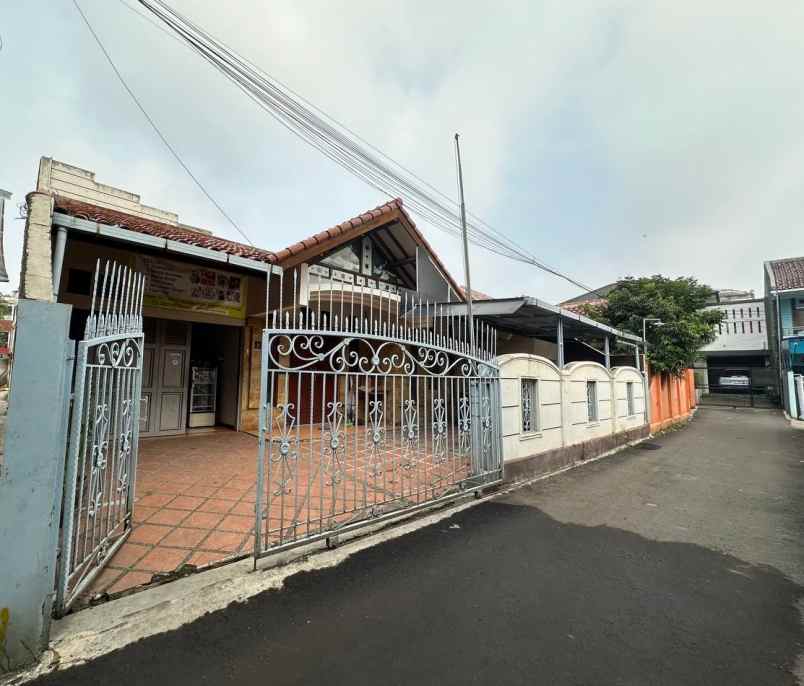rumah sarijadi 10 menit tol pasteur halaman depan luas