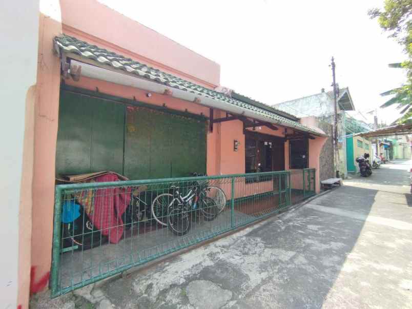 rumah second lokasi strategis dekat pasar gede solo