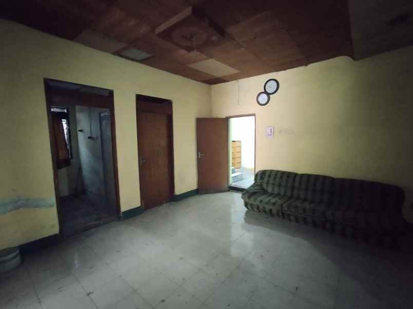 rumah second lokasi strategis dekat pasar gede solo