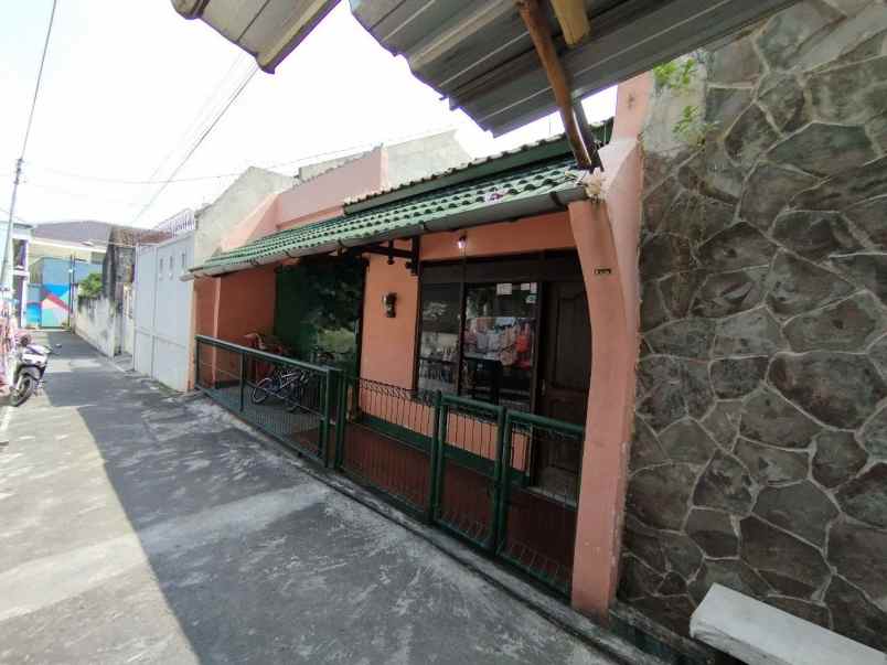 rumah second lokasi strategis dekat pasar gede solo
