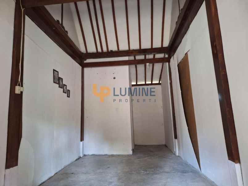 rumah semi villa joglo dengan kolam renang