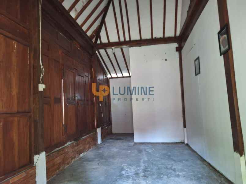 rumah semi villa joglo dengan kolam renang