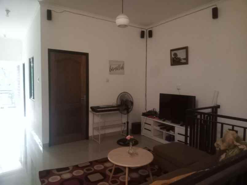 rumah strategis dekat pintu tol desari