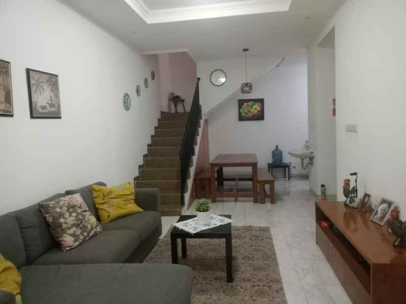 rumah strategis dekat pintu tol desari