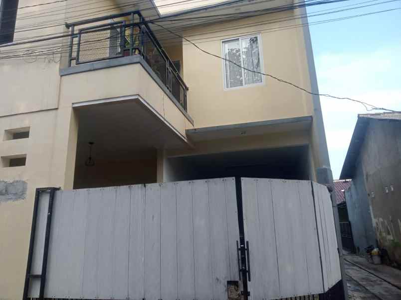 rumah strategis dekat pintu tol desari