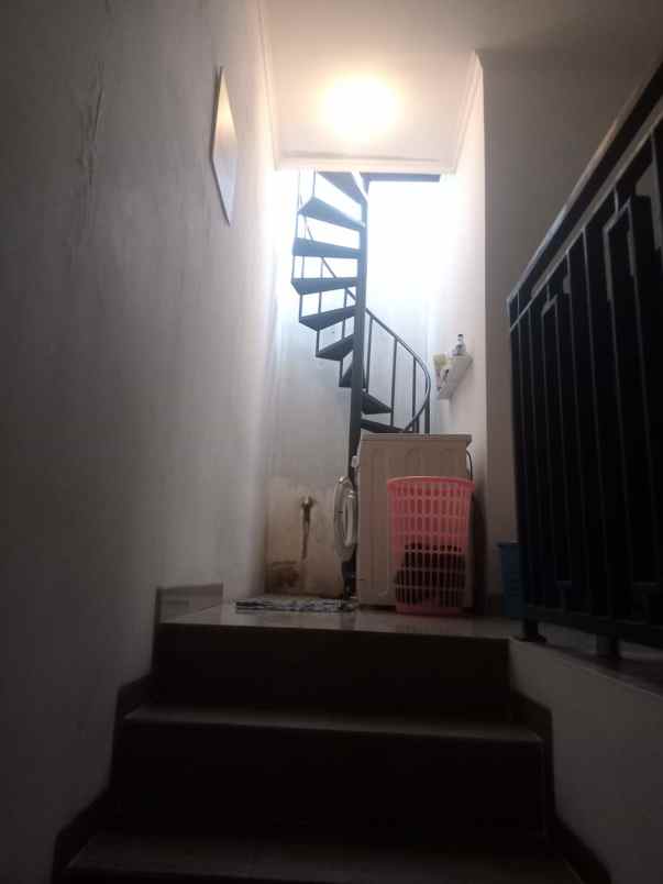 rumah strategis dekat pintu tol desari