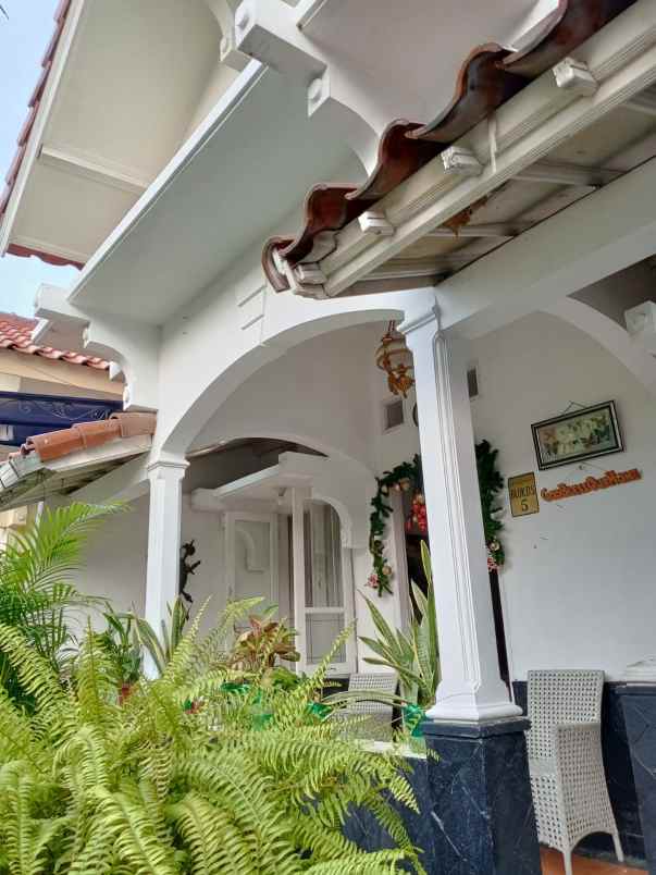 rumah strategis di pesona khayangan depok
