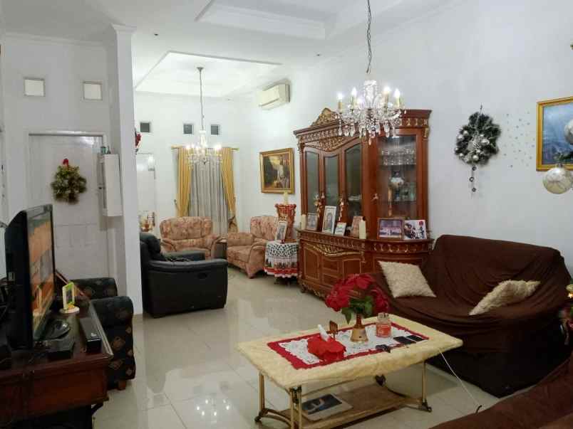 rumah strategis di pesona khayangan depok