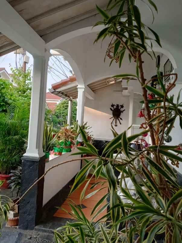 rumah strategis di pesona khayangan depok