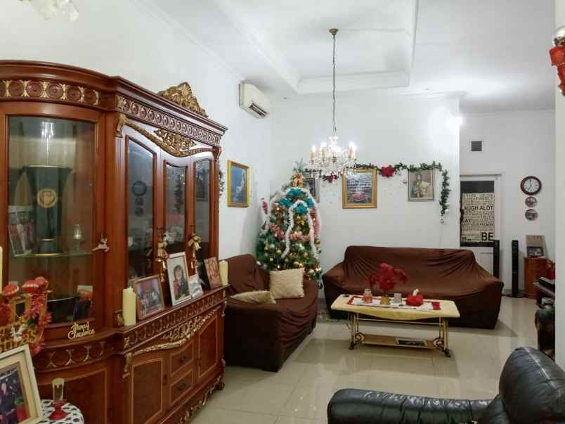rumah strategis di pesona khayangan depok