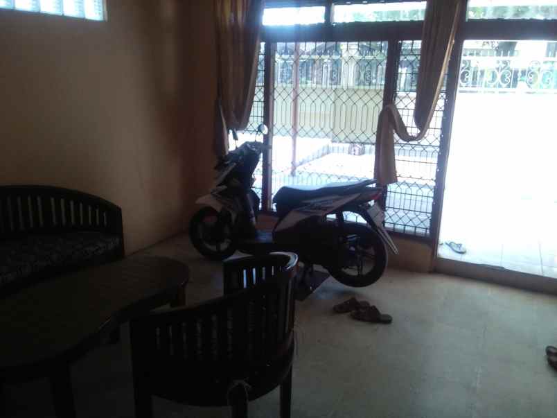 rumah tepi jalan raya ra kartini