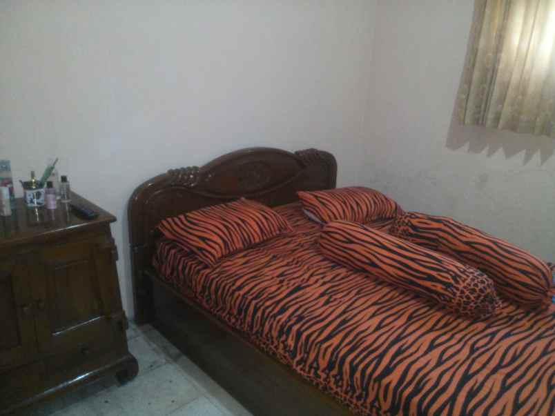 rumah tepi jalan raya ra kartini