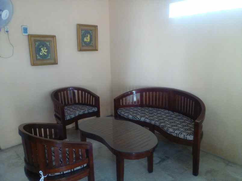 rumah tepi jalan raya ra kartini