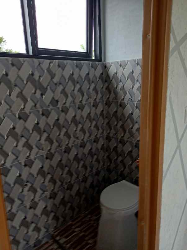 sewa rumah 2 lantai 3 kamar dekat pasar dago