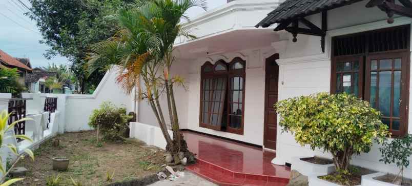 sewa rumah besar kantor daerah solo strategis