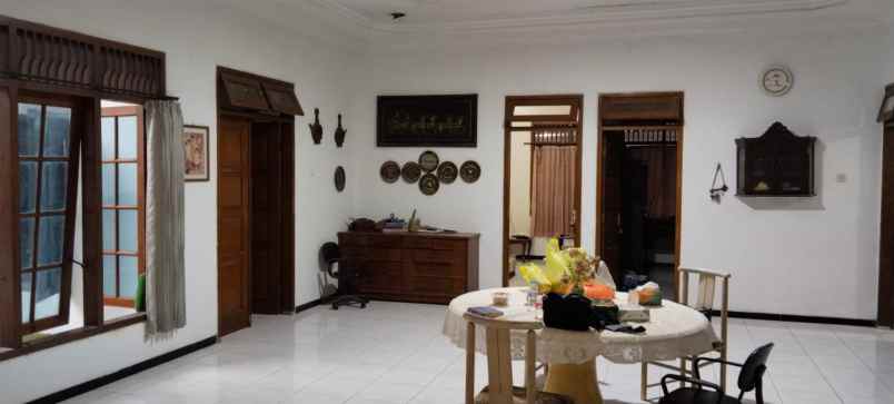 sewa rumah besar kantor daerah solo strategis