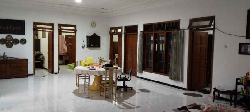 sewa rumah besar kantor daerah solo strategis