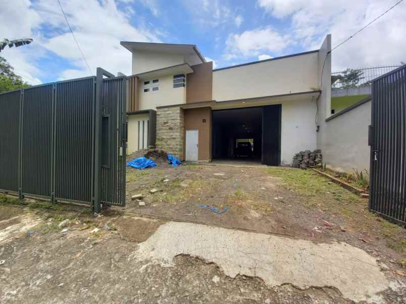 dijual gudang eksklusif tengah kota jember