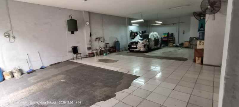 dijual gudang strategis bekas showroom di bekasi
