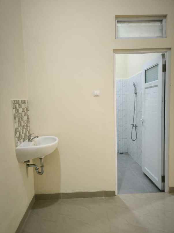 dijual rumah angke