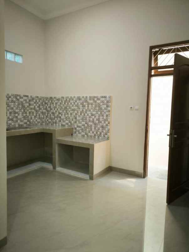 dijual rumah angke