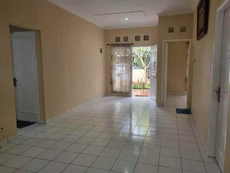 dijual rumah asri dan terawat di kencana loka bsd