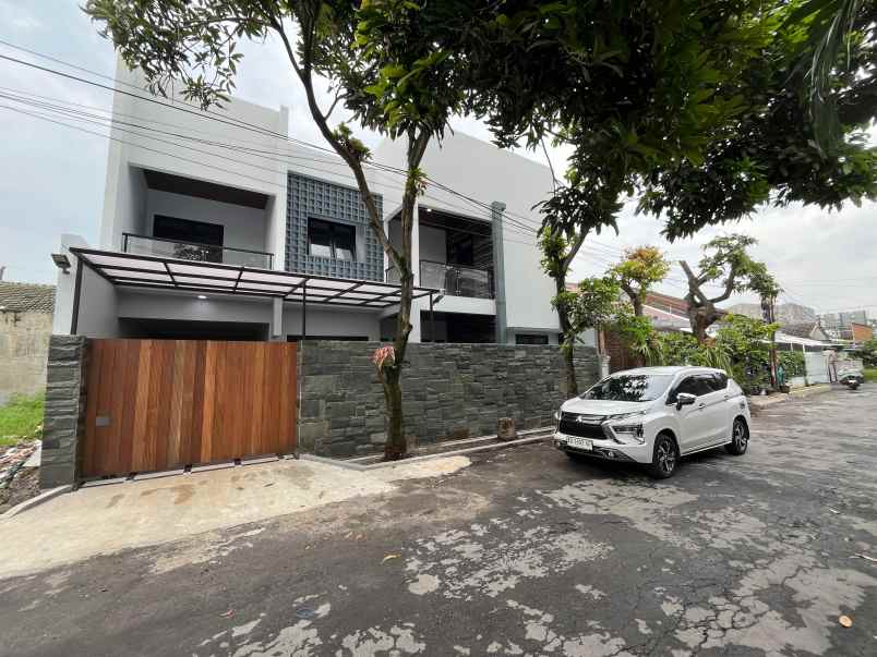 dijual rumah bagus di fajar indah solo