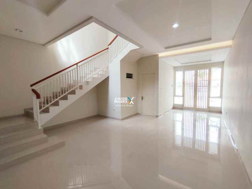 dijual rumah baru gress di manyar dekat galaxy mall