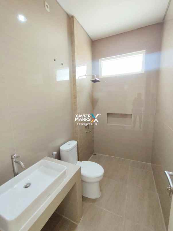 dijual rumah baru gress di manyar dekat galaxy mall