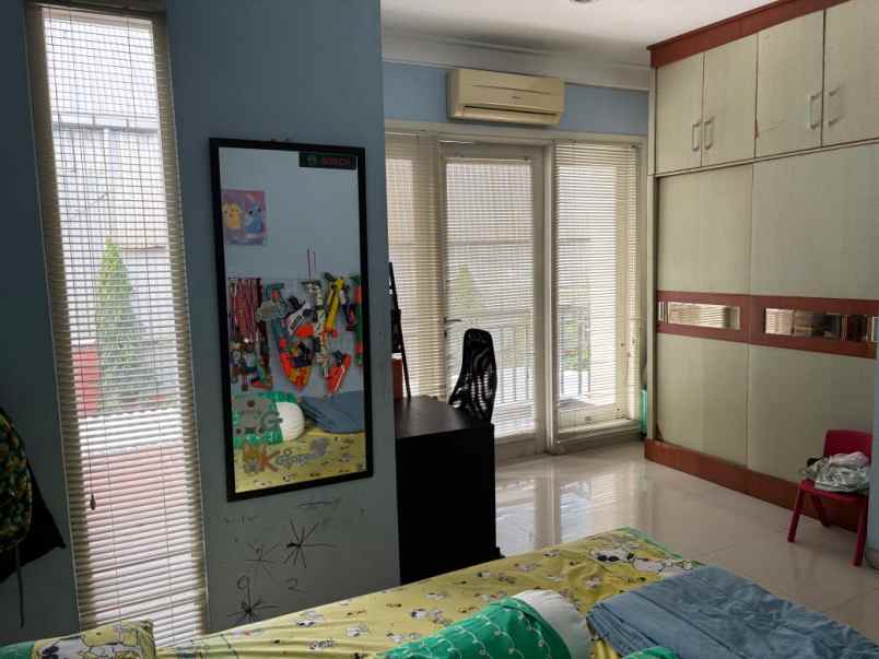 dijual rumah central park a yani regency