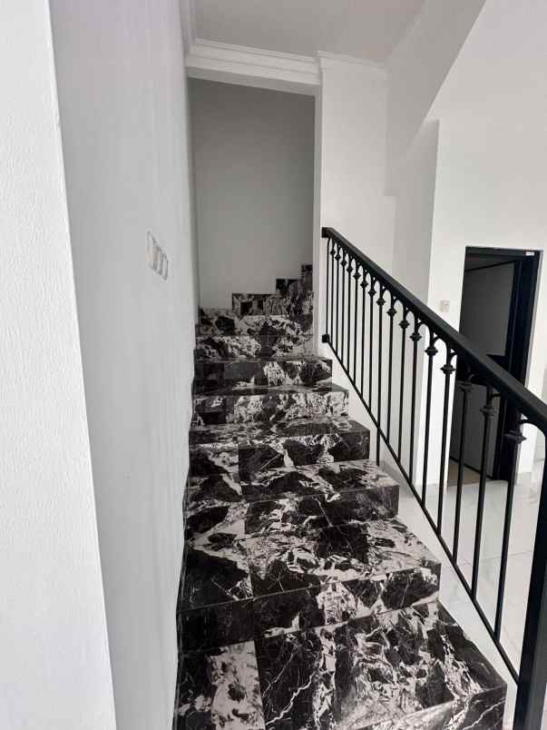 dijual rumah cipinang cempedak