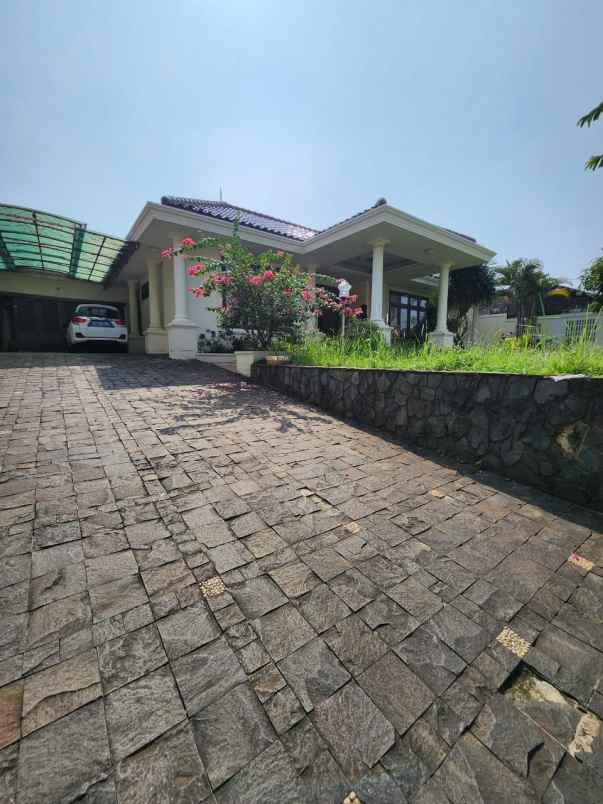 dijual rumah cirendeu