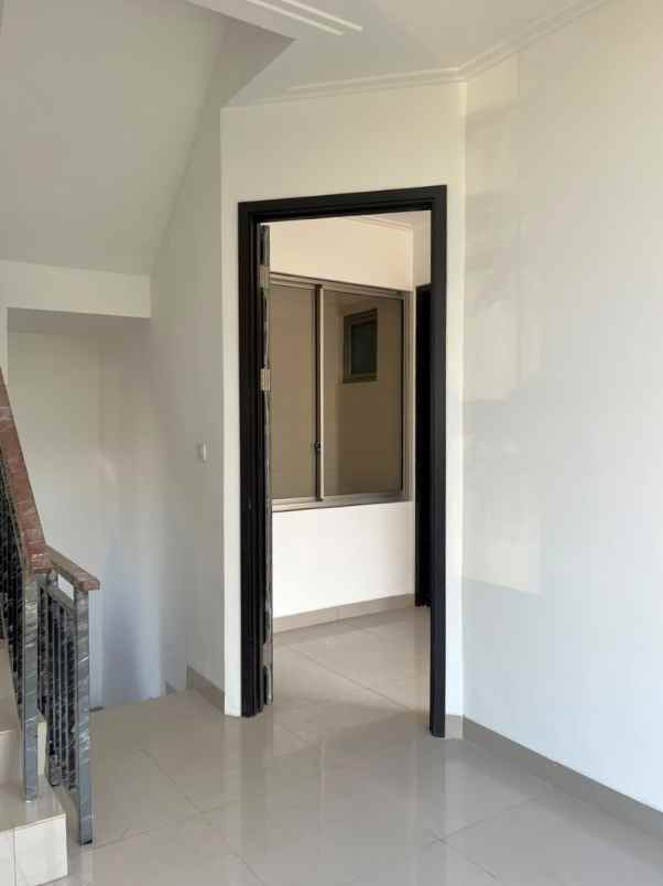 dijual rumah cluster miami pik 2