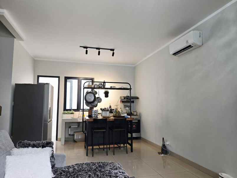 dijual rumah cluster regia summarecon