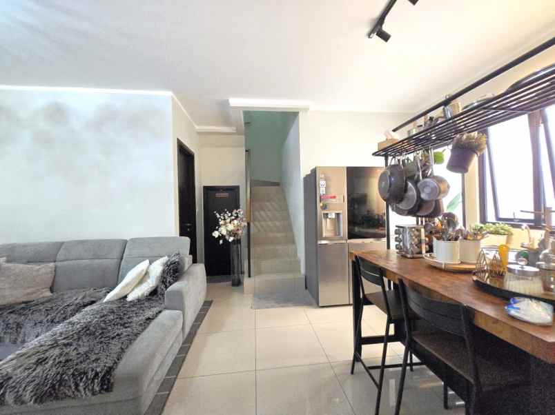 dijual rumah cluster regia summarecon