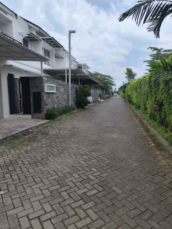 dijual rumah de casa residence lakarsantri